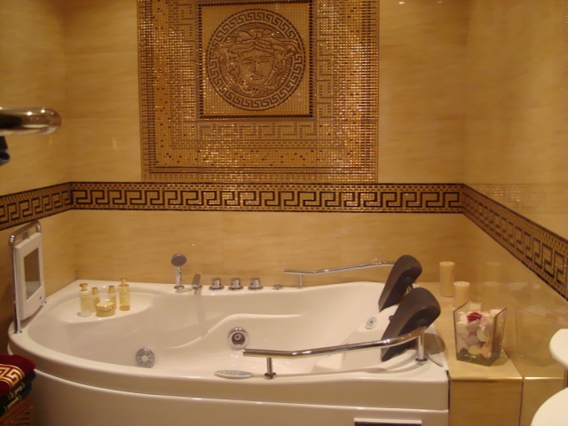 Панно Versace в интерьере ванной комнаты