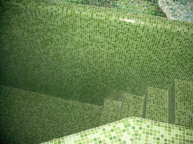 Зеленая мозаика в интерьере