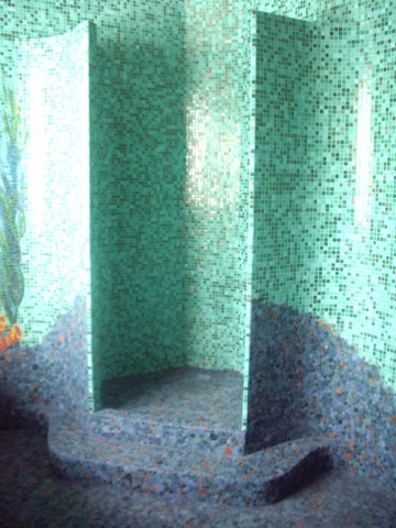 Душевая кабина из мозаики камушки