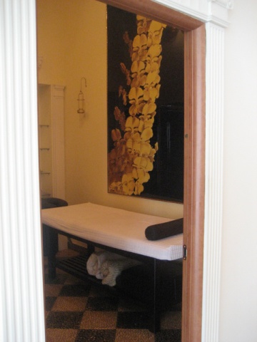 Панно желтые цветы в интерьере ванной комнаты